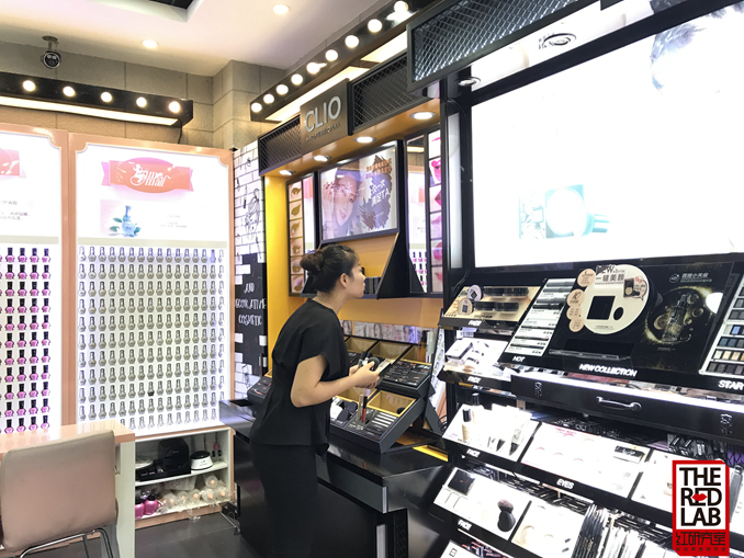 1504513920723527.jpg 22BA有着高度的补妆意识,几乎每半个小时补妆一次,保证以完整的妆容面对顾客21.jpg