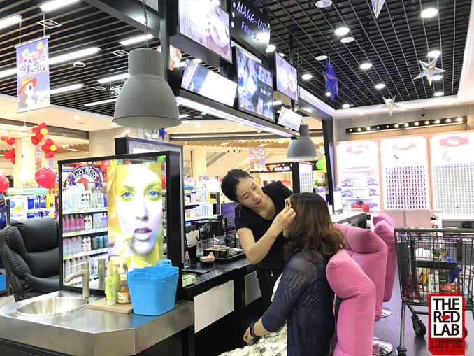 1504513980789913.jpg 24(店长盛蕾正在为顾客修眉)23.jpg