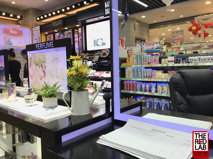1504514003546559.jpg 25(顾客体验登记表直接记录着每位店员的工作数据,新人BA每天要至少要为4名顾客上妆)24.jpg