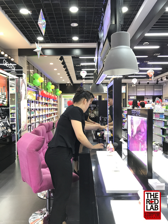 1504514047513785.jpg 26(时刻保持柜台清洁度和货品丰满,在顾客试妆后,BA第一时间将化妆台恢复到整洁状态)_副本25.jpg
