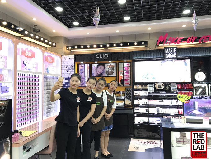 1504516114887947.jpg 23(美丽春天店内的BA,每天要发照片到工作群内,一方面有打卡签到的作用,另一方面也展示了当天的妆容)22.jpg