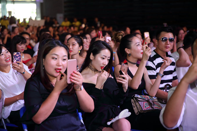 美颜秘笈3周年庆典现场“万人涂口红” 美颜秘笈3周年庆典现场“万人涂口红”
