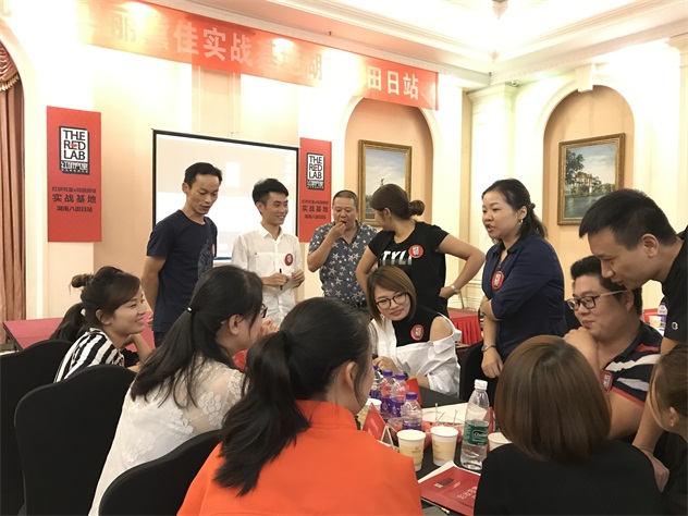 八田日销售中心总监 带领大家讨论 并发表讲话.JPG