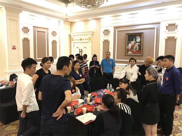 长沙卓奥总经理王晓敏（左三） 带领大家讨论 并发表讲话.JPG