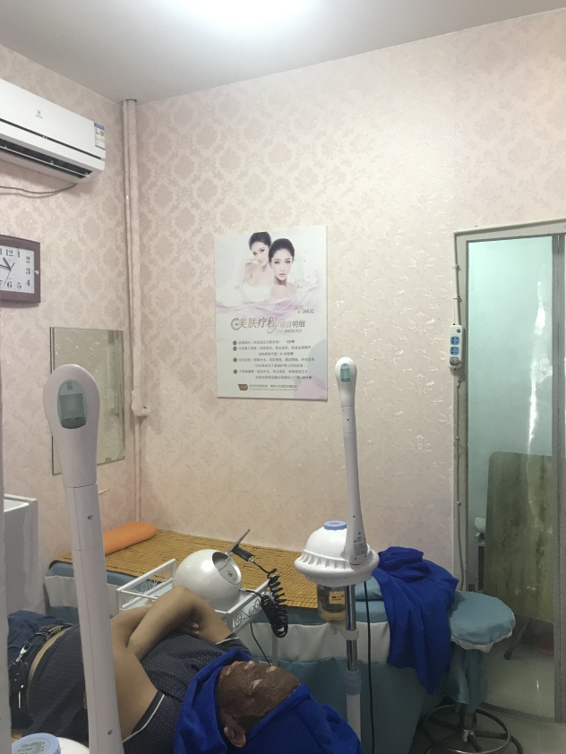 1506689332615392.jpg 丽姿店内 顾客正在做肌肤护理.JPG