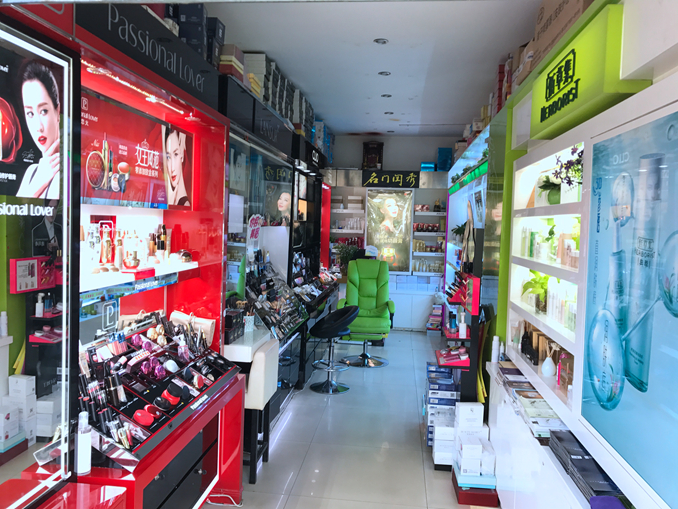 1508474649548599.jpg 佳丽名妆店内全景_副本.jpg
