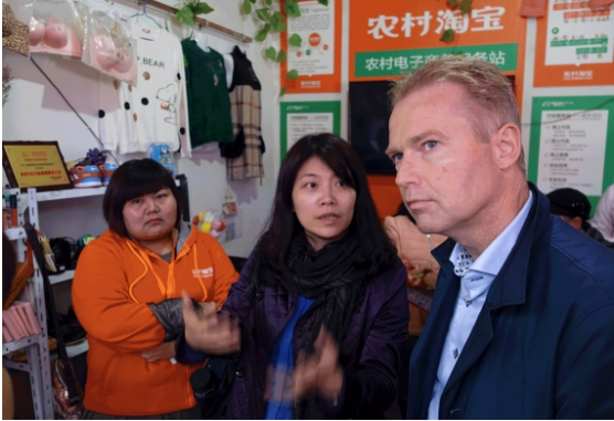 图1 村淘小二向拜尔斯道夫CFO介绍村淘。.png