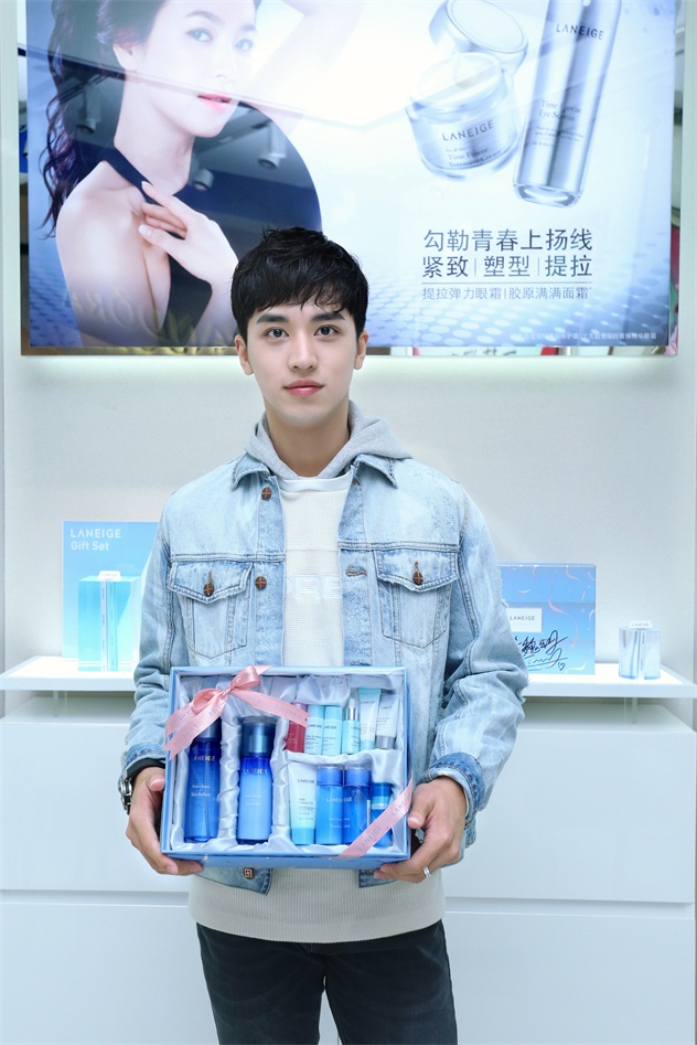 1510641267963147.jpg 品牌代言人许魏洲为限量礼盒签名.jpg