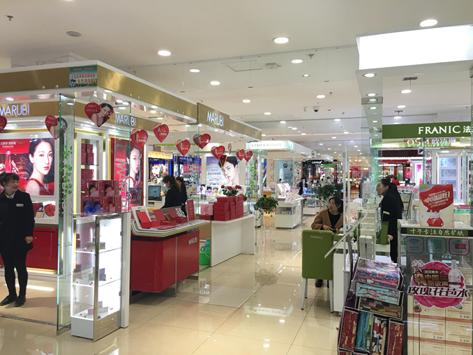 1510729139270895.jpg 代理商在当地商场开设专柜现象十分普遍_副本.jpg
