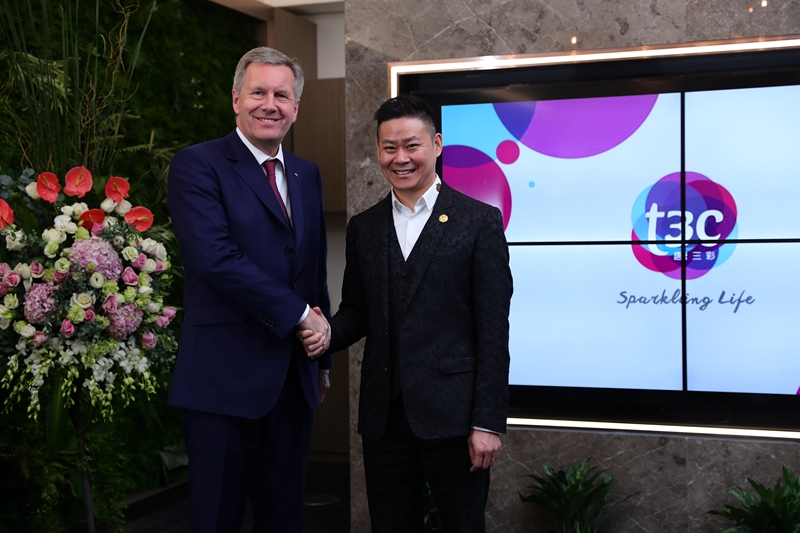 德国前总统武尔夫(左)与T3C董事长周彦鑫 德国前总统武尔夫(左)与T3C董事长周彦鑫