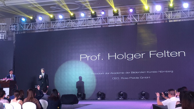 1513526586415459.jpg 欧娅诗首席形象设计总监Prof. Dr. Holger Felten.JPG