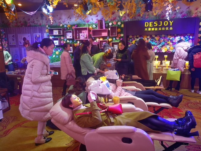 天姿娇妆店内体验区.jpg