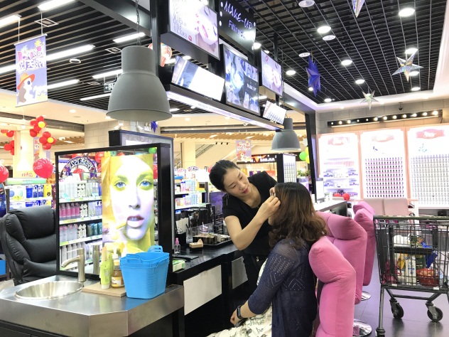 1514888183847107.jpg 试妆是线上美妆销售难以逾越的一道关.JPG
