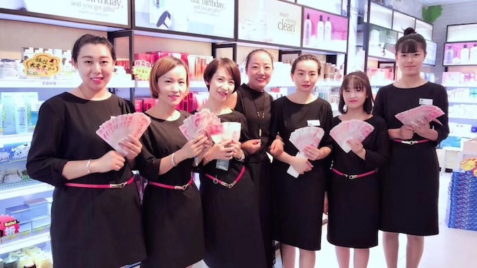 1515046000655775.jpg 春光秀店员.jpg