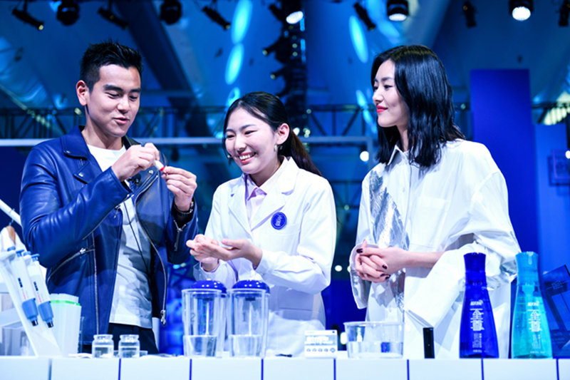 1515670588958703.jpg 蓝月亮品牌代言人彭于晏与刘雯洗涤科技馆互动.jpg