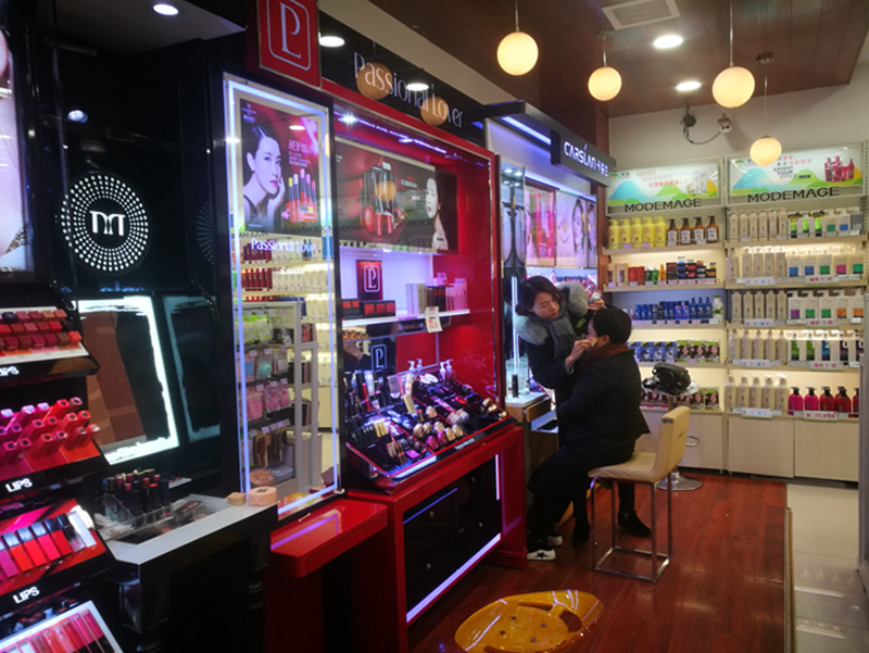 1516188197622678.jpg 美递百富广场店,店员为顾客做体验.jpg