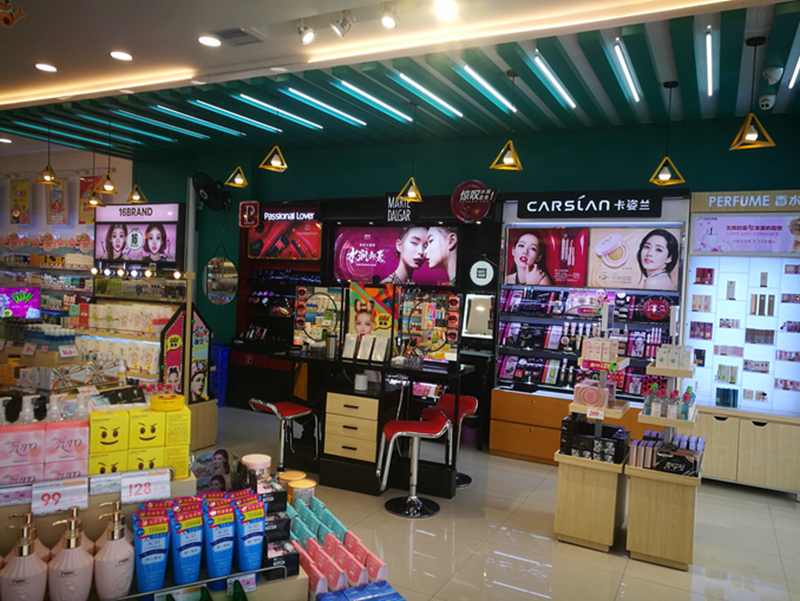 1516188225525691.jpg 美递西站店彩妆区.jpg