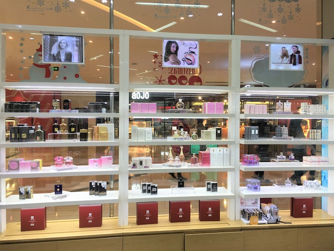 1516329263598670.jpg 千色店香水墙.JPG