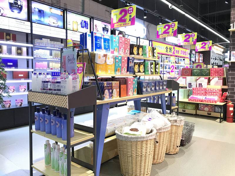 1517211278258678.jpg 世纪城购物中心店 入门潮品爆品货架_副本.jpg