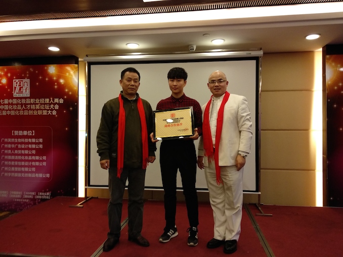 1517237987520893.jpg 6图六左起会长薛宏军 张文慧 鬼谷子何志国.jpg