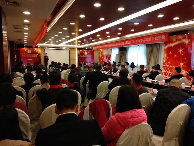 1517237915665734.jpg 5图五、CCTV2中央视台主持人演讲中.jpg