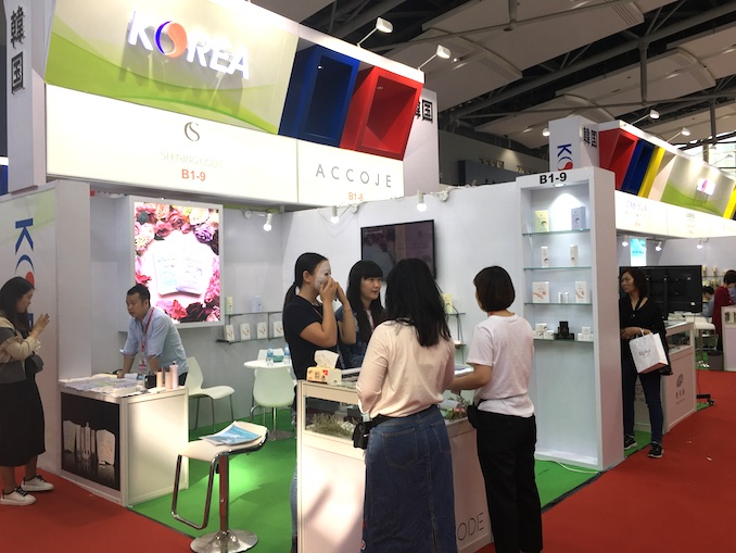 1520788855555713.jpg 亲自贴面膜.JPG