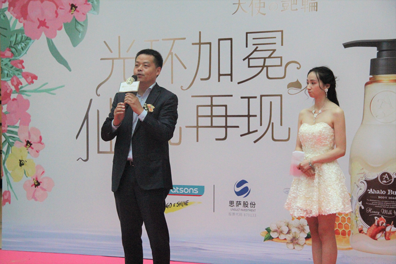 思萨科技股份总裁孙汉武(左一) 思萨科技股份总裁孙汉武(左一)