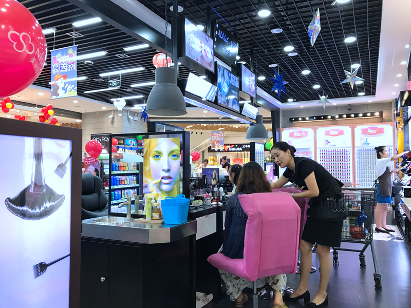 化妆品店彩妆