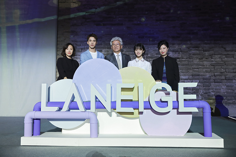 从左到右分别是:兰芝品牌全球总经理Claire Jin、兰芝中国大陆地区代言人许魏洲、爱茉莉太平洋中国总裁高祥钦、兰芝中国大陆地区彩妆大使沈月、兰芝中国品牌总经理杨俊琳 从左到右分别是:兰芝品牌全球总经理Claire Jin、兰芝中国大陆地区代言人许魏洲、爱茉莉太平洋中国总裁高祥钦、兰芝中国大陆地区彩妆大使沈月、兰芝中国品牌总经理杨俊琳
