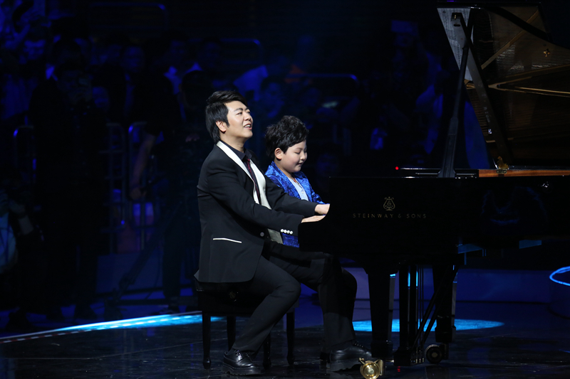 郎朗在现场表演照 郎朗在现场表演照