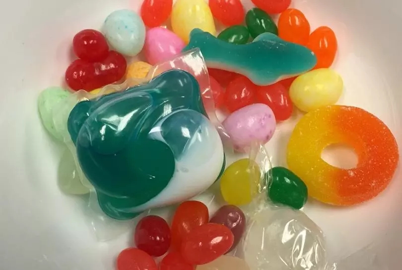 绿白相间的为汰渍洗衣球