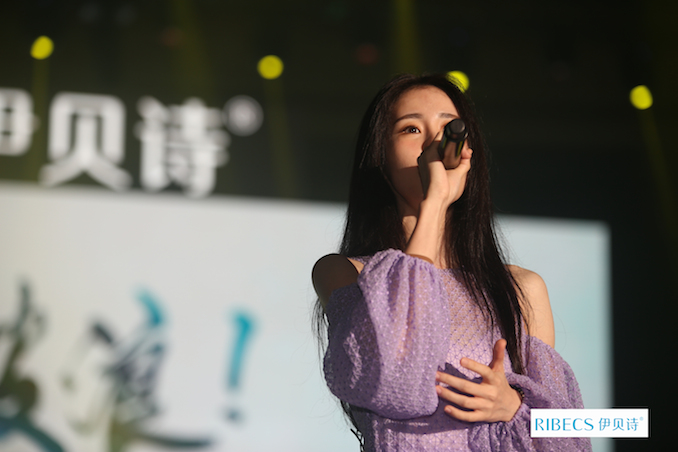 1525789586350141.jpg 图:张碧晨演唱.jpg