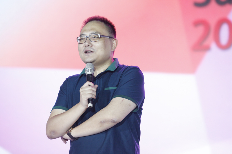 1517916685159644.jpg 罗振宇 中景1_副本.jpg