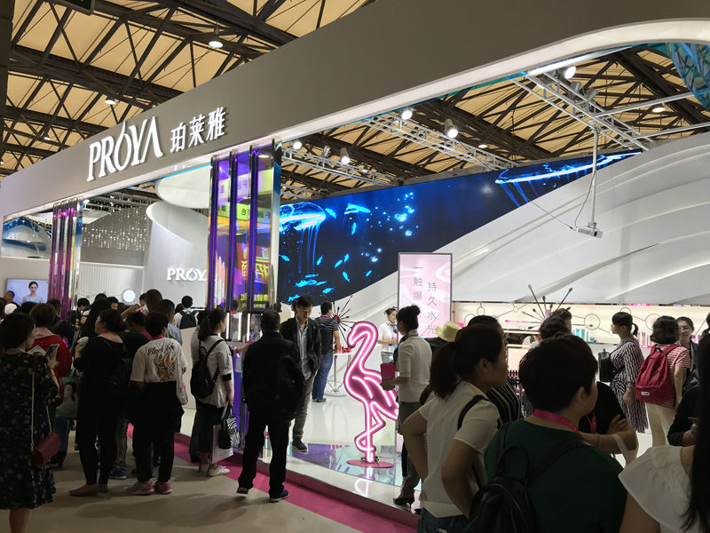 珀莱雅展区人流络绎不绝