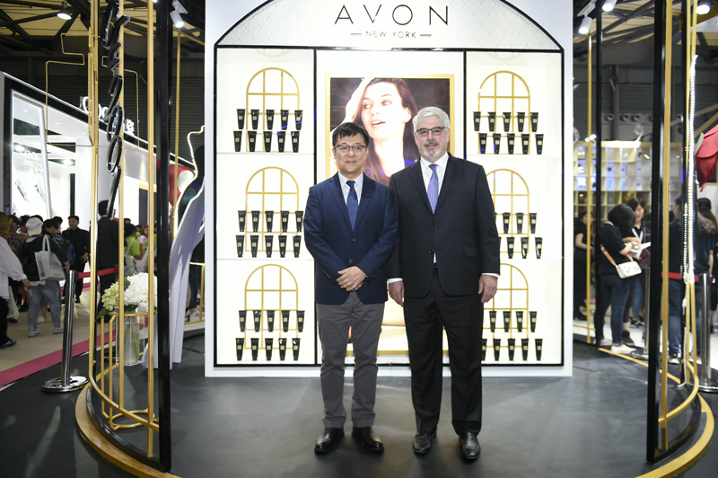 AVON亚太区总裁威廉姆•拉恩（右）与中国大陆及台湾地区总经理张旭明（左）现场助阵AVON参展美博会