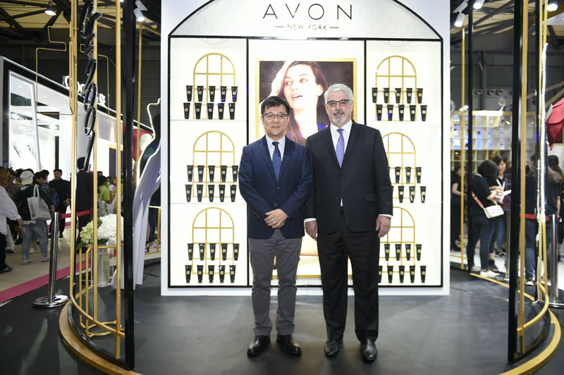 AVON亚太区总裁威廉姆•拉恩（右）与中国大陆及台湾地区总经理张旭明（左）现场助阵AVON参展美博会