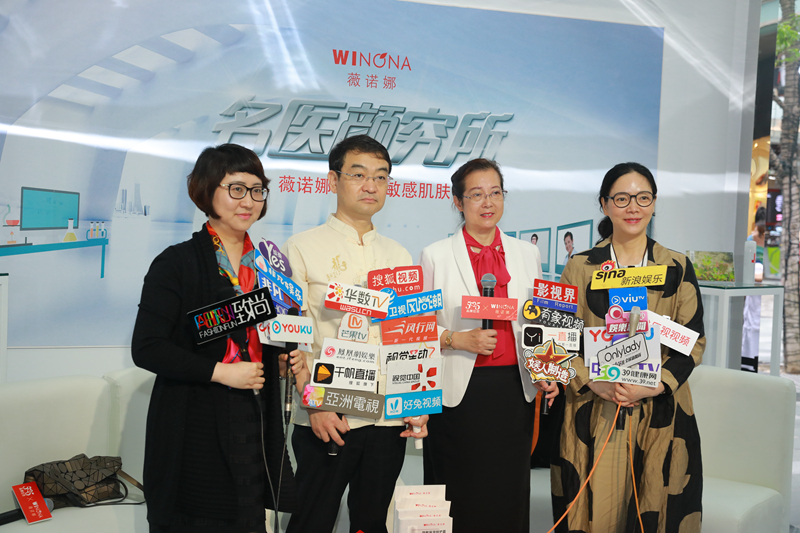 左二为薇诺娜品牌创始人、昆明贝泰妮生物科技有限公司董事长郭振宇博士 左二为薇诺娜品牌创始人、昆明贝泰妮生物科技有限公司董事长郭振宇博士