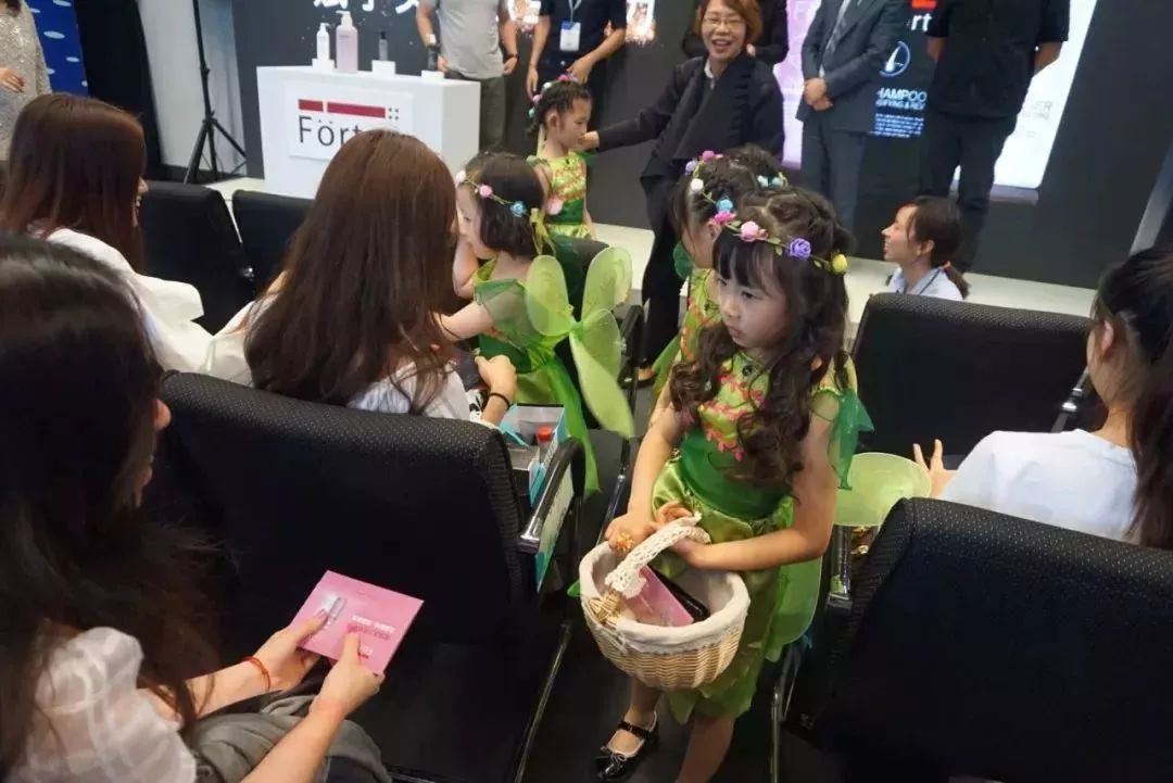 豌豆精灵们为在场的嘉宾分发小礼物 豌豆精灵们为在场的嘉宾分发小礼物
