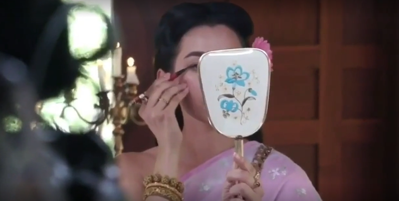 《天生一对》中植入的蜜丝婷眼线笔