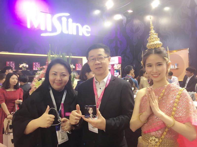 中国泰国商会秘书长庄派吉（中）