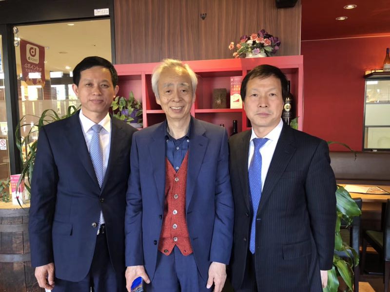 21种野生植物矿物发明者日本大自然会长中山先生(中间) 21种野生植物矿物发明者日本大自然会长中山先生(中间)