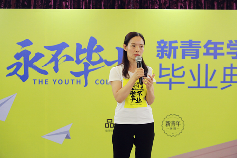 1530760551787289.jpg 班主任邓敏做毕业寄语.jpg