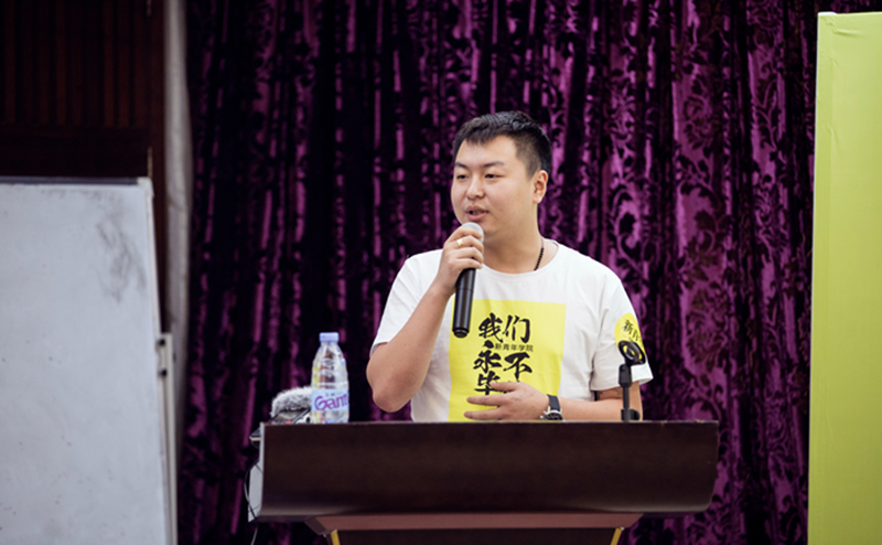 1530760592446358.jpg 学员进行毕业答辩.jpg