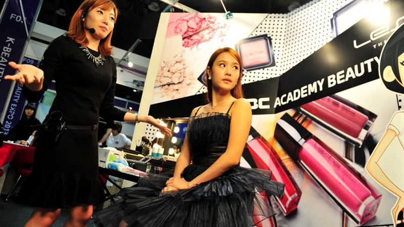 141104172712-cosmetics-vtt-korea-artist-horizontal-large-gallery_副本.jpg