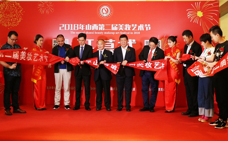 现场嘉宾进行开幕式剪彩仪式