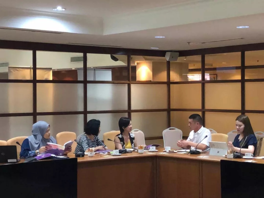 中国美妆小镇总顾问侯军呈（右二）向马来西亚化妆品与盥洗用品协会会长Lee Pang（右二），FMM马来西亚制造联盟副主席、马来西亚化妆品与盥洗用品协会副会长CHONG SONG HAW（右三），FMM马来西亚制造联盟秘书长Nor Ainu Abdullah（左一）介绍中国美妆小镇