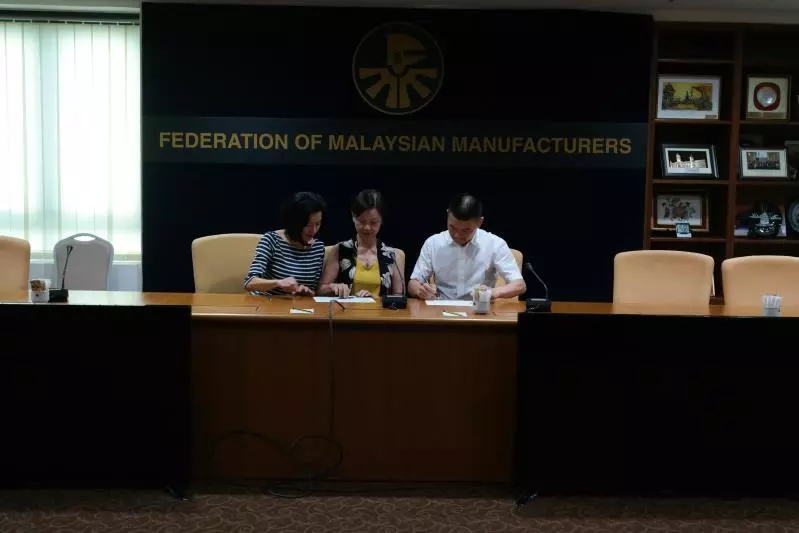 中国美妆小镇总顾问侯军呈与马来西亚化妆品与盥洗用品协会签署战略合作协议