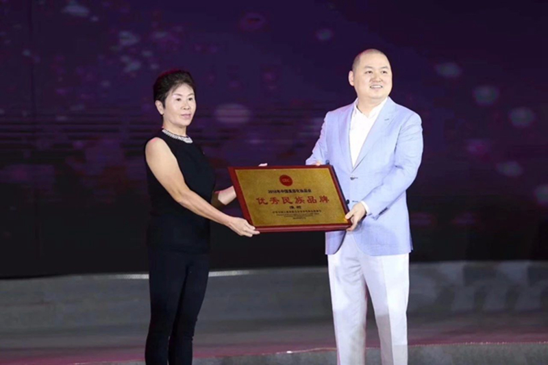 3 马娅会长颁奖.jpg