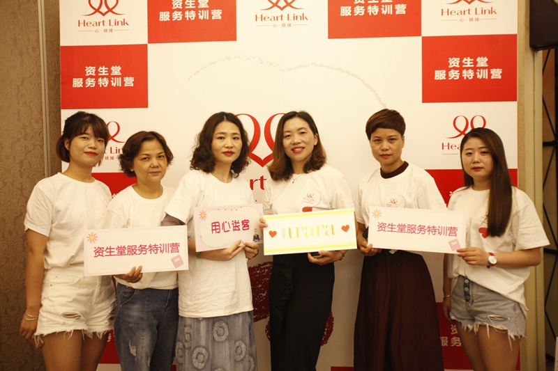 枝江市环亚美容商城老板钟翠(右三) 枝江市环亚美容商城老板钟翠(右三)