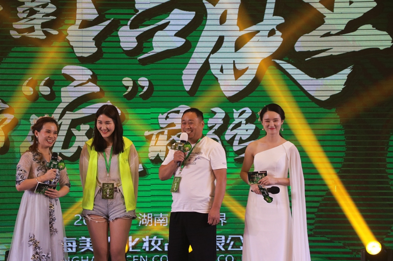 右二为永城鼎鸿商贸有限公司总经理丁守志 右二为永城鼎鸿商贸有限公司总经理丁守志